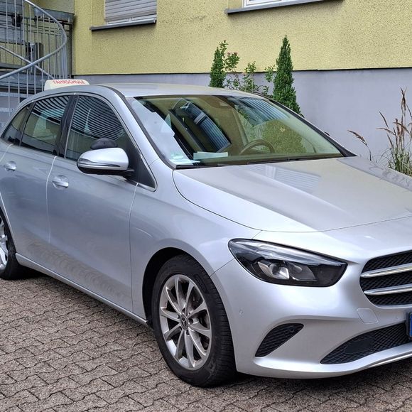 Mercedes B-Klasse der Fahrschule Haase