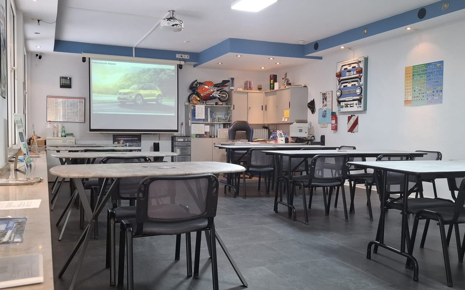 Heller Schulungsraum der Fahrschule Haase mit Beamer