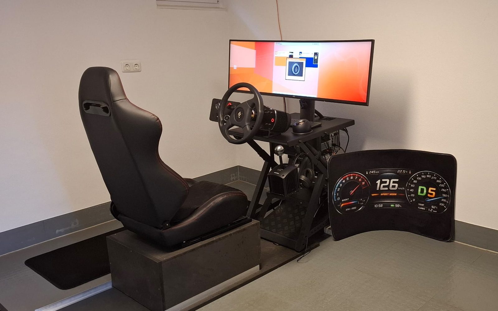 Fahrsimulator der Fahrschule Haase mit Rennsitz und Lenkrad